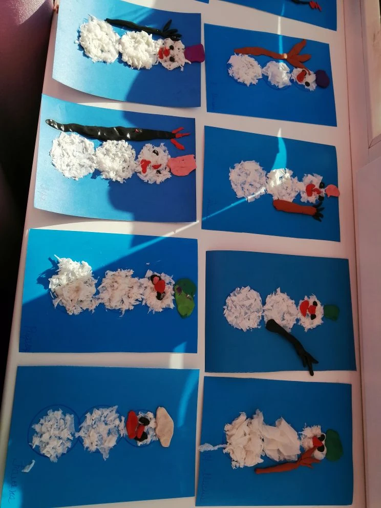 Снеговик празднует свой день рождения – снежное веселье для малышей! 🎉❄️