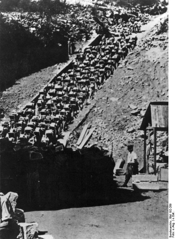 Заключенные концлагеря Маутхаузен работают в каменоломне, Австрия, 1940-е годы