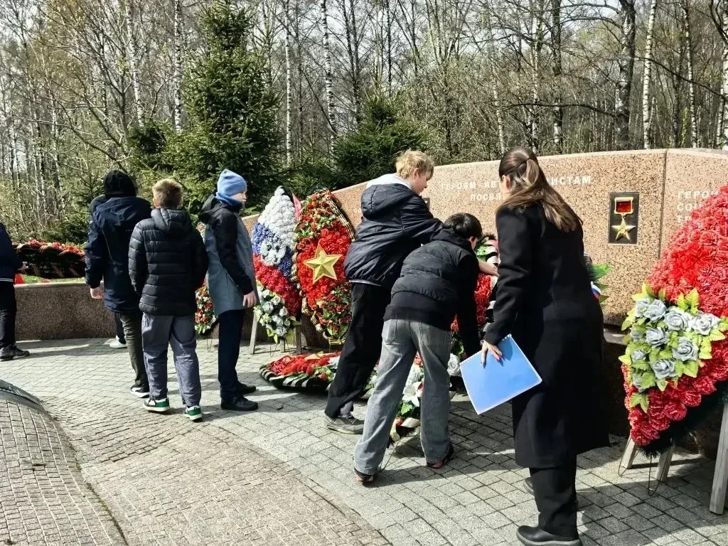 🌟ВОЛОНТЕРСКИЙ ОТРЯД🌟  ✅Волонтёрский отряд нашей #ШколаТропарево принял участие в мемориально-патрона