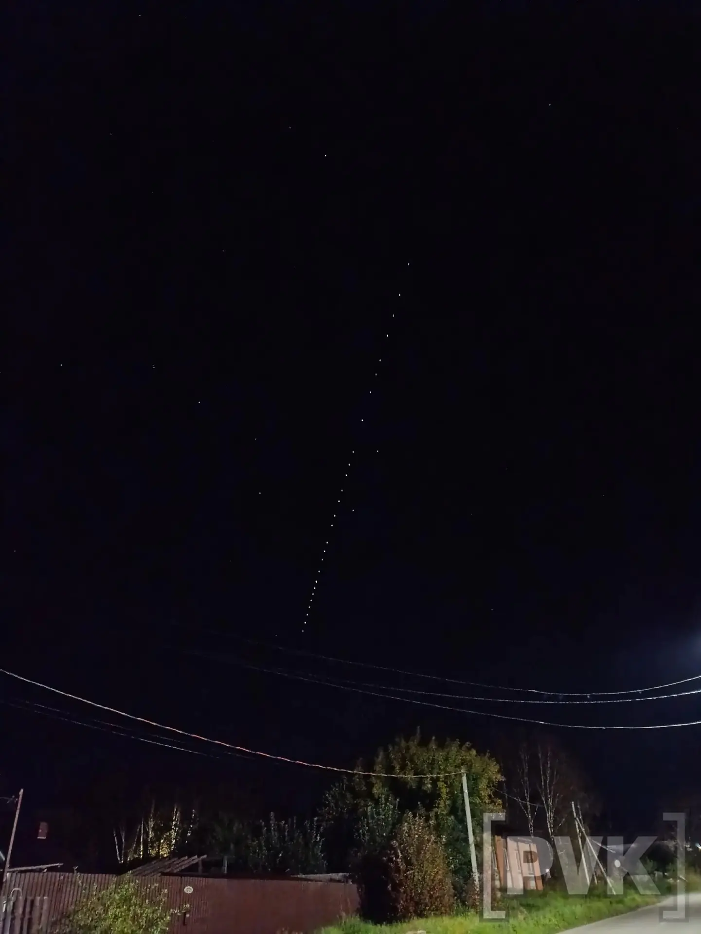 🤩Над Билимбаем запечатлели пролет спутников Starlink.