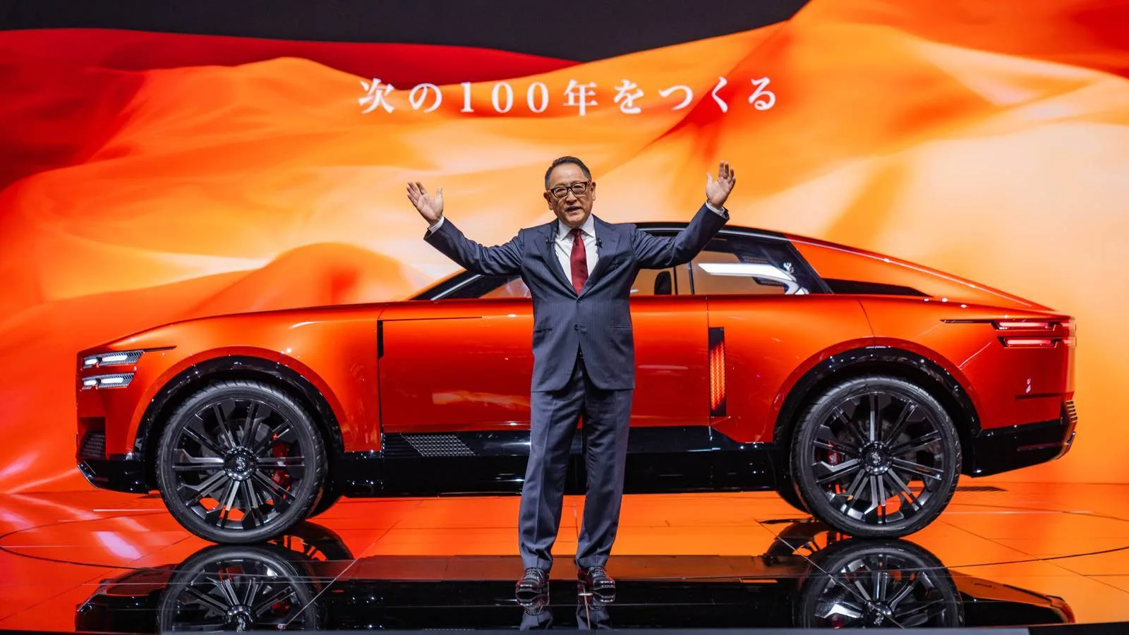 Из недавнего интервью Акио Тоёды, председателя совета директоров Toyota, правнука её основателя:

Я 