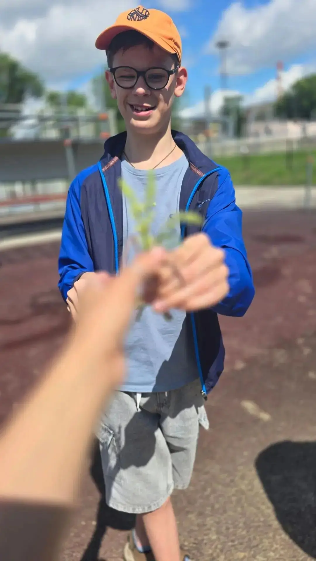 Сегодняшний день в лагере начался с весёлой прогулки и подвижных игр на свежем воздухе.

Затем прошл