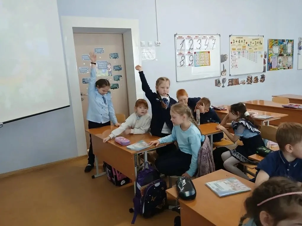 Наши первоклассники из 1 «А» и «Б» классов отправились в захватывающее "Путешествие по лесным тропин