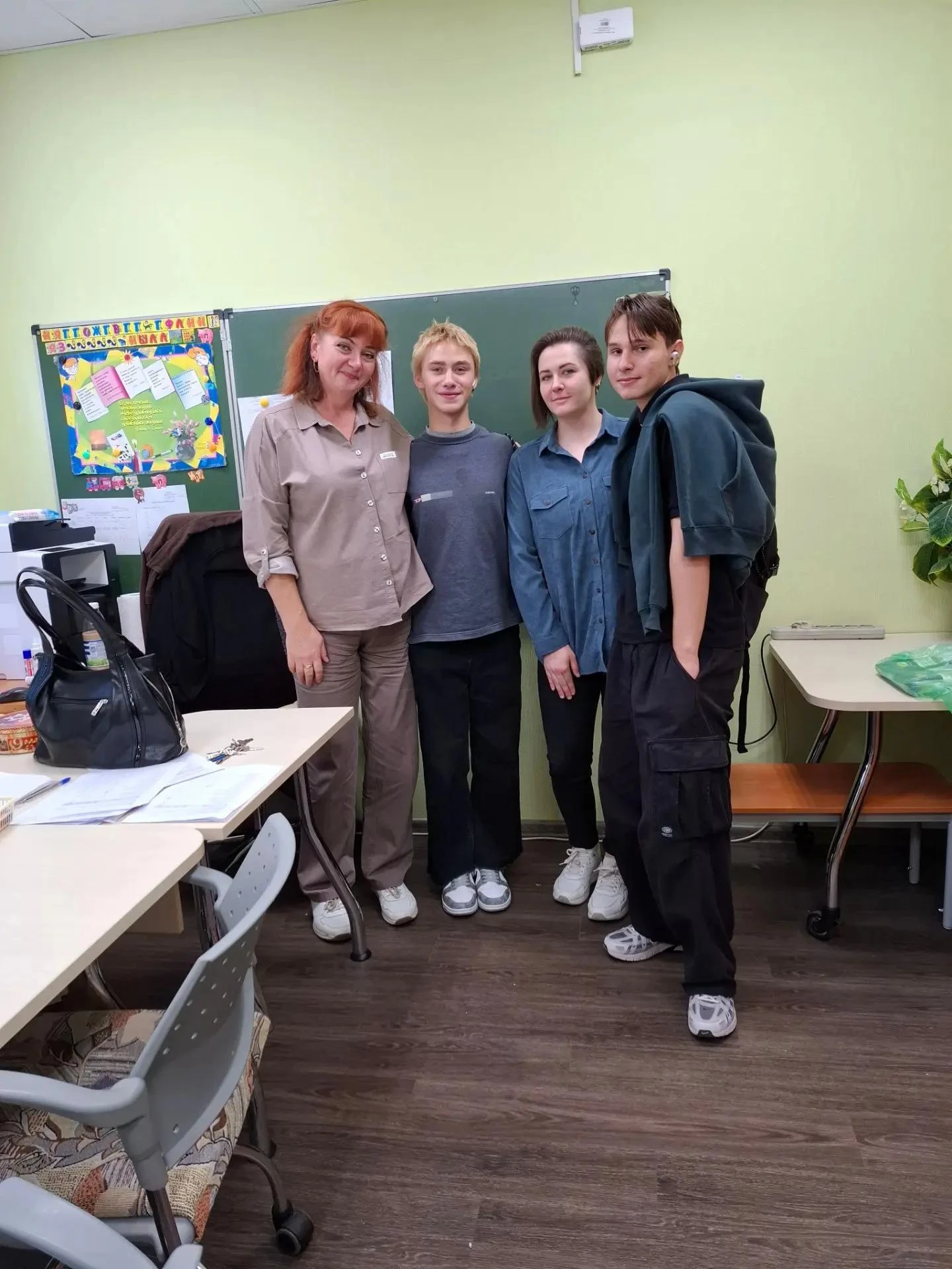 Когда в школу приходят выпускники — учителям особенно тепло на душе ❤️