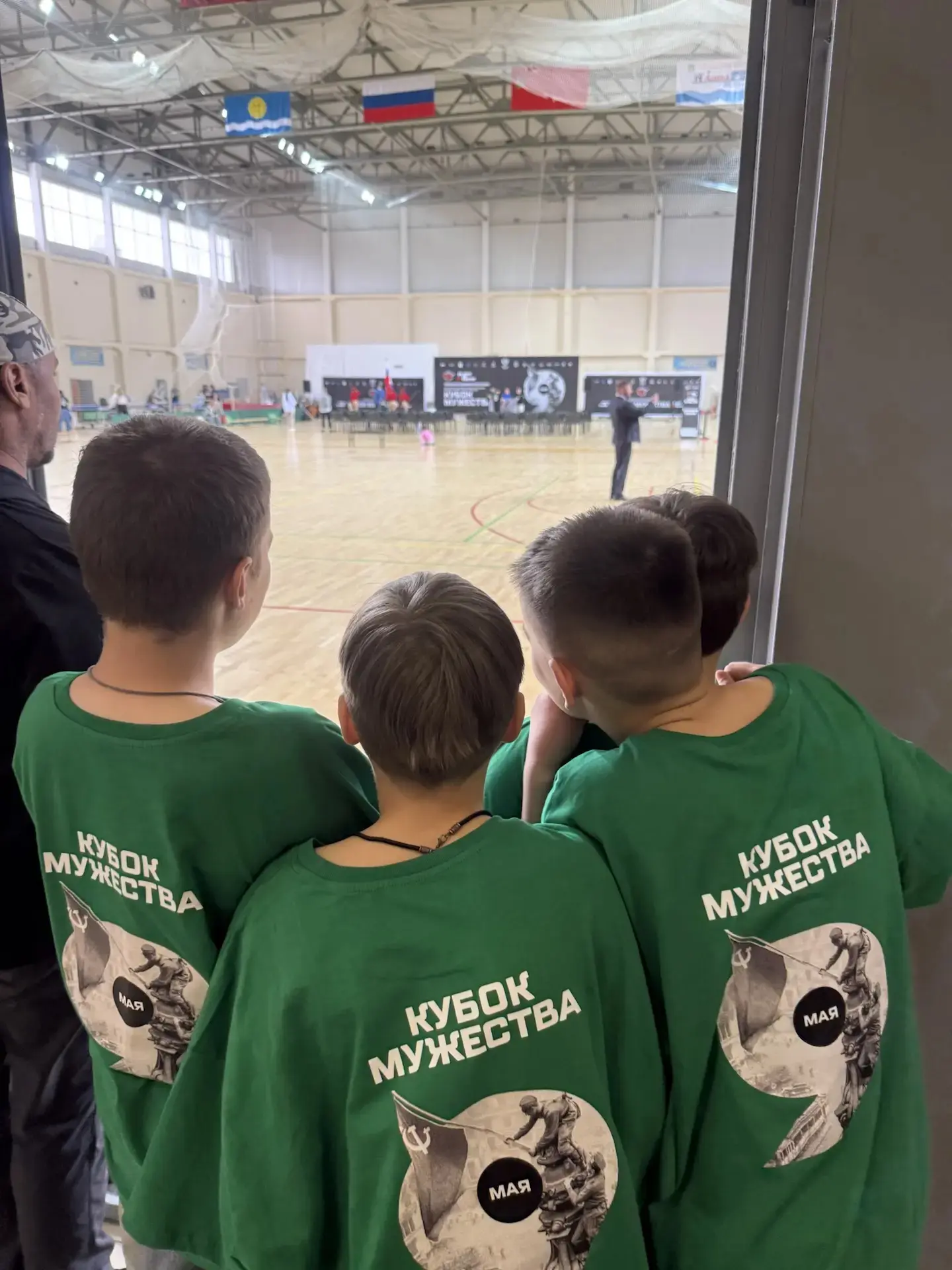 🇷🇺 «Кубок Мужества»: вместе с героями! 🇷🇺  Прямо сейчас активисты Совета Первых нашей школы с гордос