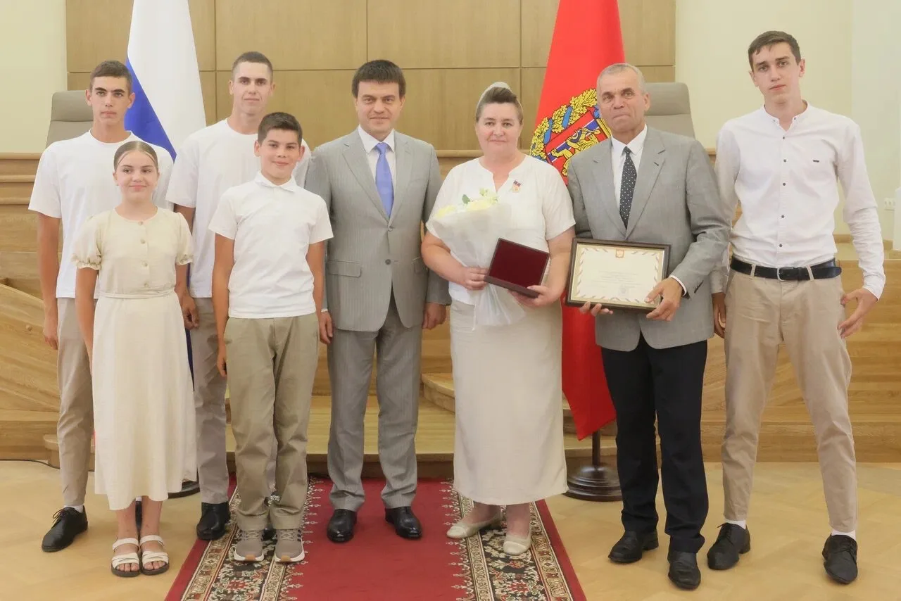 За каждым нашим успехом стоят люди. Те, кто лечит, учит, строит, обеспечивает энергией ...