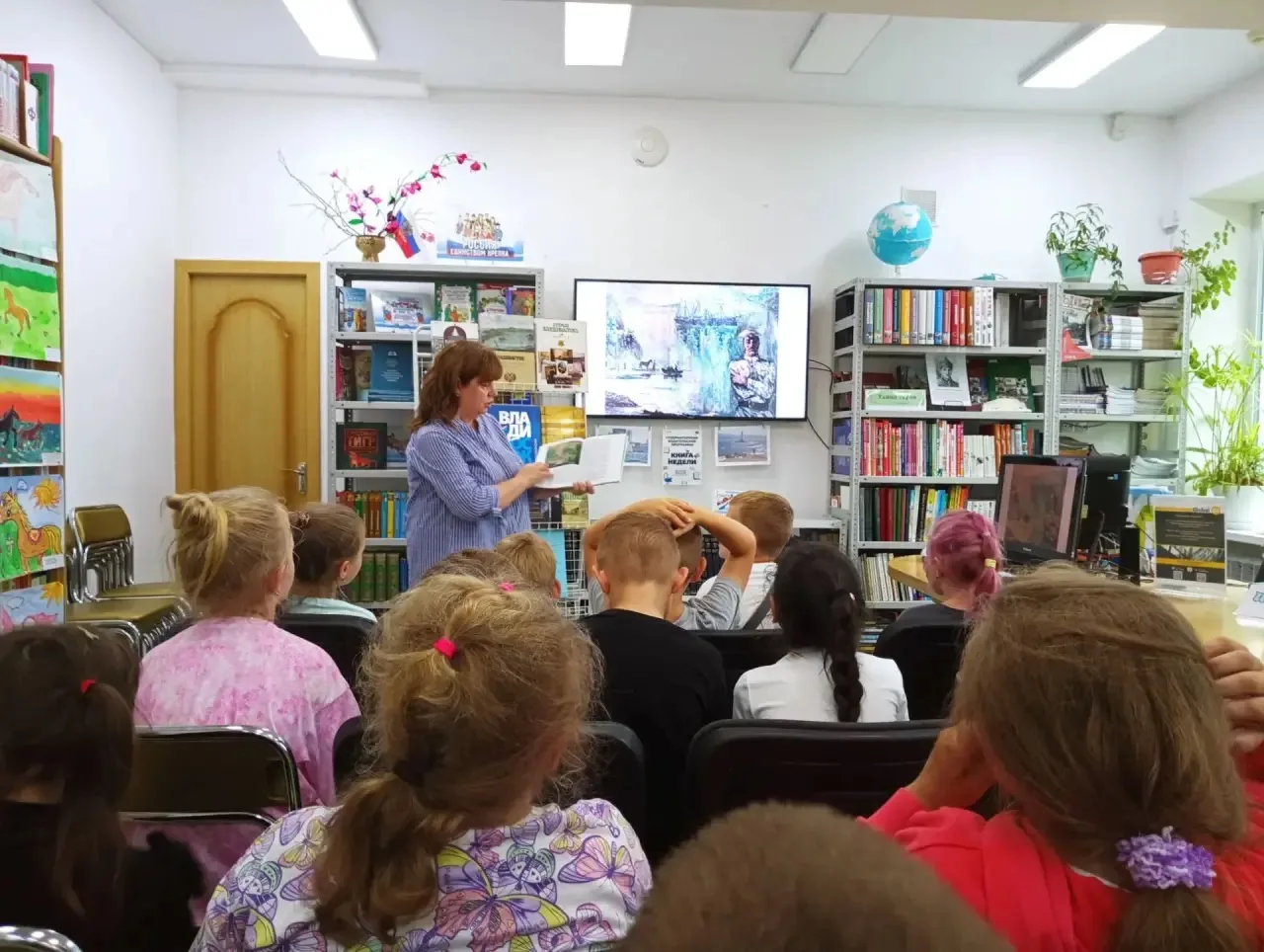 Не только кино, но и книги! 📚✨

Сегодняшний день у ребят из пришкольного лагеря выдался по-настояще