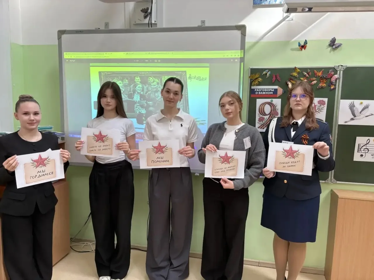 Сегодня утро в школе началось с торжественного поднятия флага и гимна. А после торжественной линейки