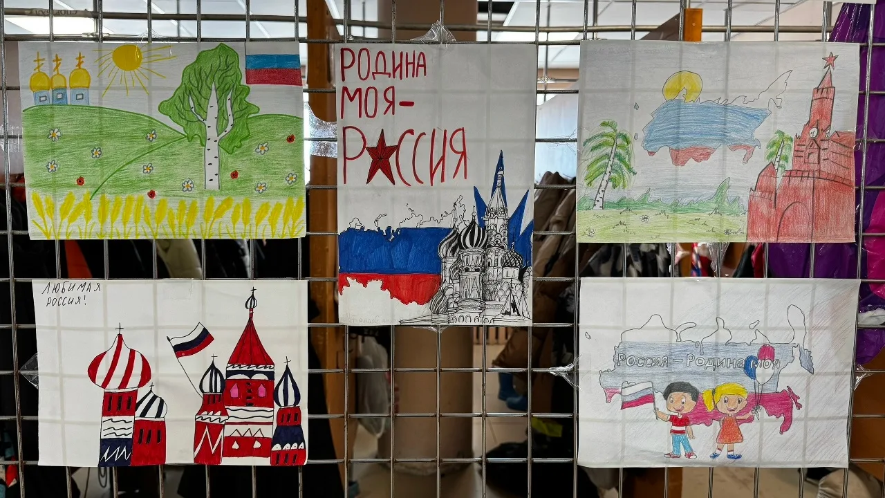 🇷🇺 В Центре образования №17 имени А.А. Герасимова прошла выставка рисунков «Россия — Родина моя», пр
