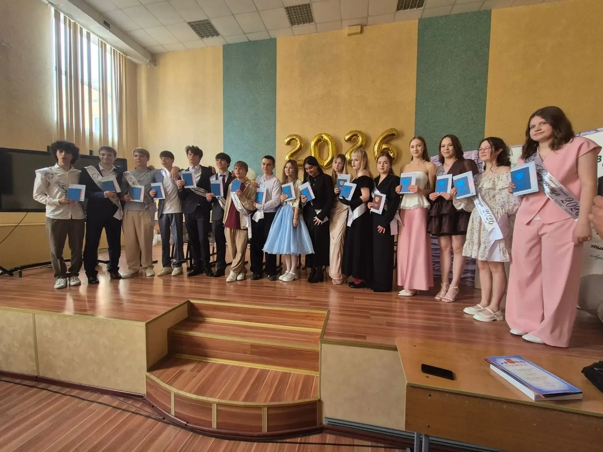Вчера в нашем зале было особенно светло — от улыбок и цветов. Наши 11-классники получил...