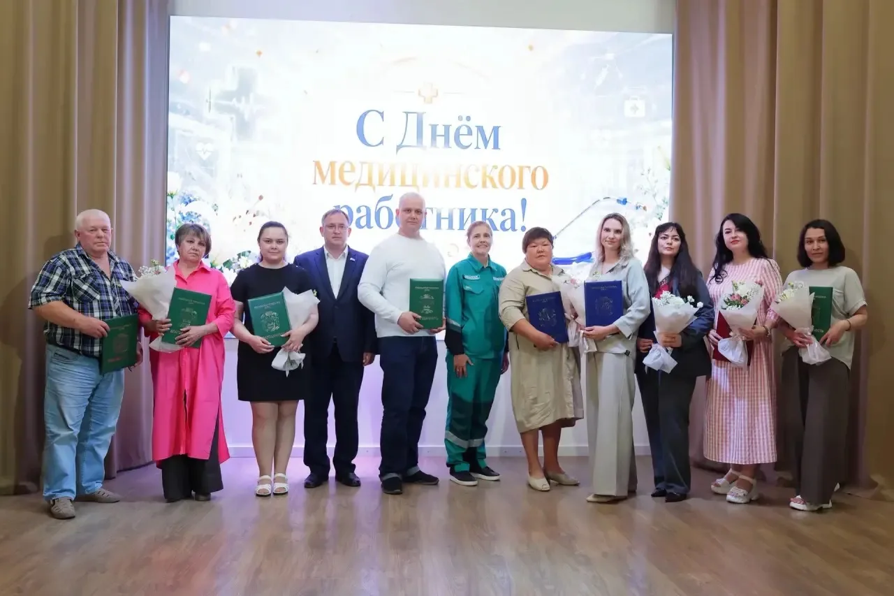 В канун Дня медицинского работника с Михаилом Никитиным поздравили врачей, фельдшеров и медсестёр и 
