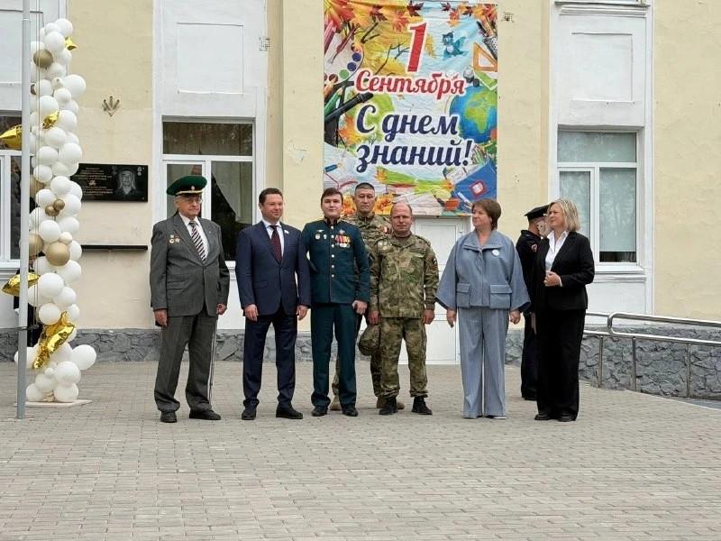 Сегодня по всей стране проходят праздничные линейки, открывая новый учебный год для шко...