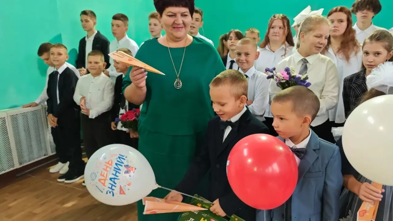 🛎️ 1 сентября в нашей школе царила по-настоящему праздничная атмосфера: цветы, белые б...