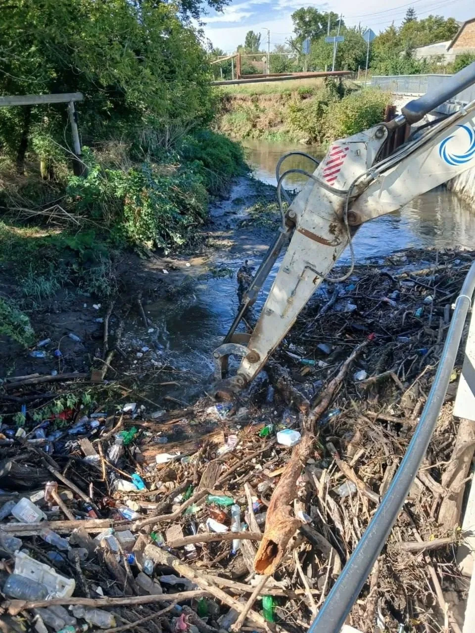 🗑 Из русла крымской реки вывезли более 40 тонн мусора и наносов.