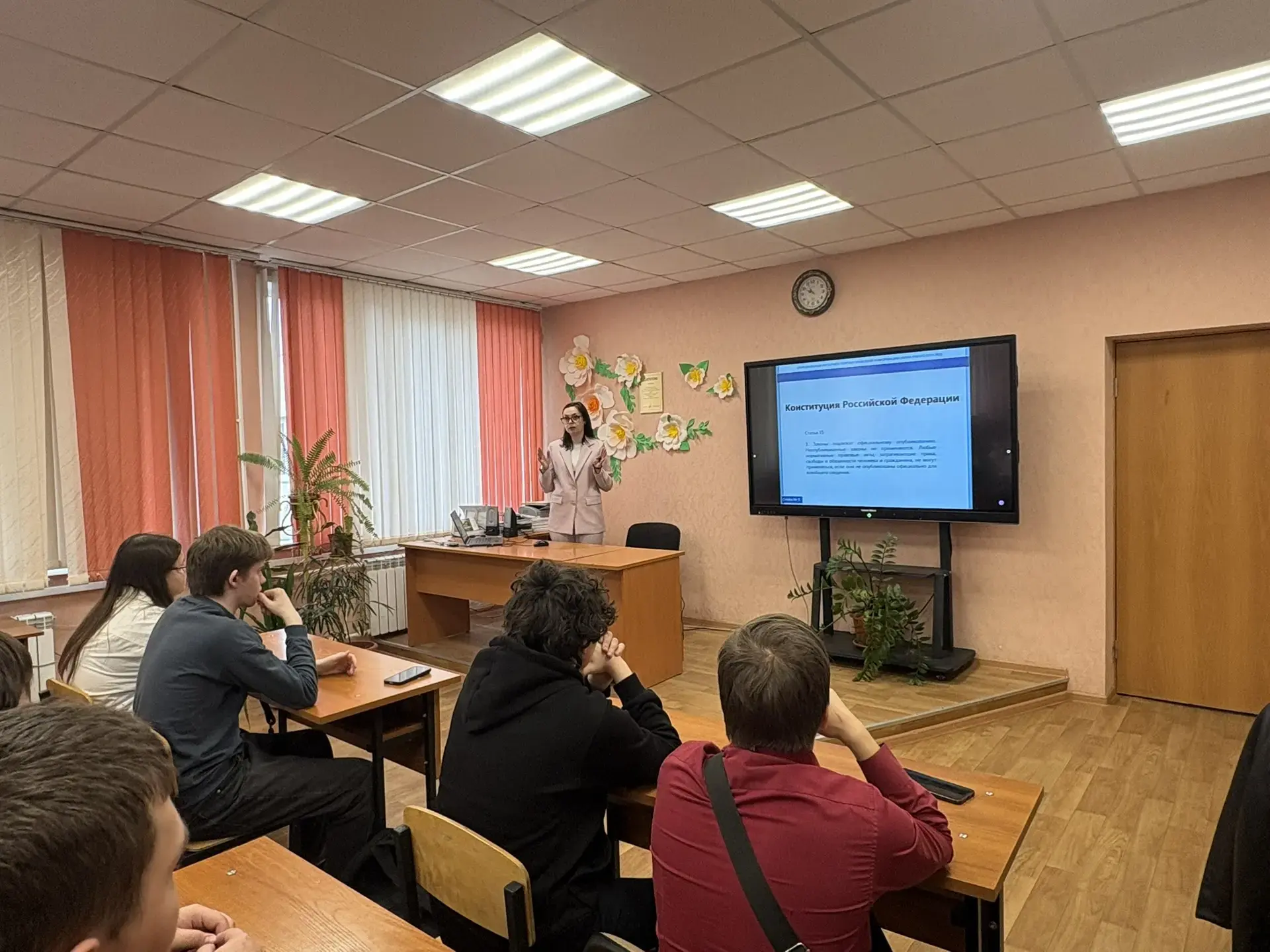 Правовое воспитание молодёжи🔱  Специалист Центра правовой информации Гугнина Оксана рассказала студе