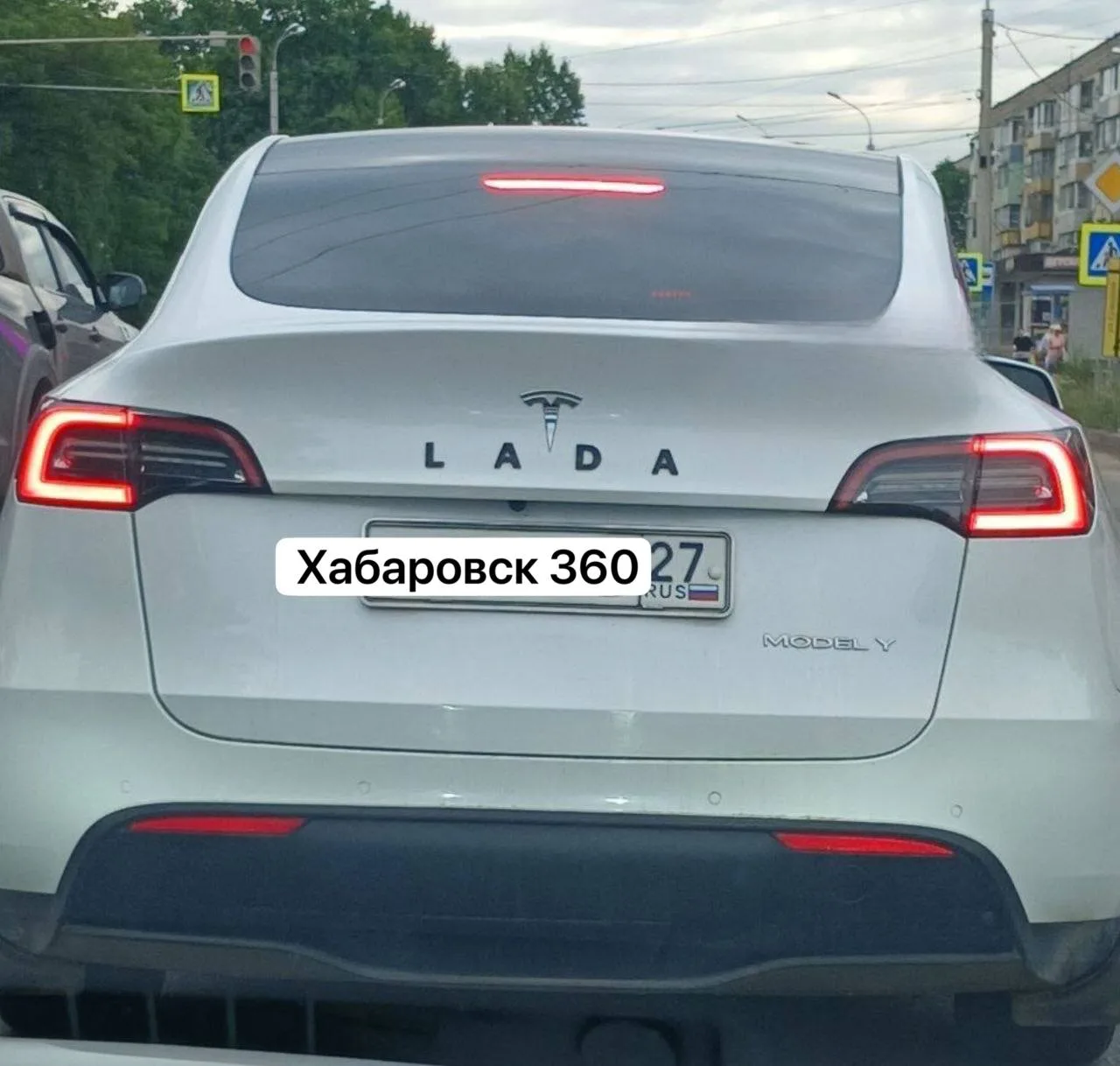 «Теслу» с шильдиком «ЛАДА» заметили в Хабаровске

При этом фирменный логотип Tesla владелец оставил 