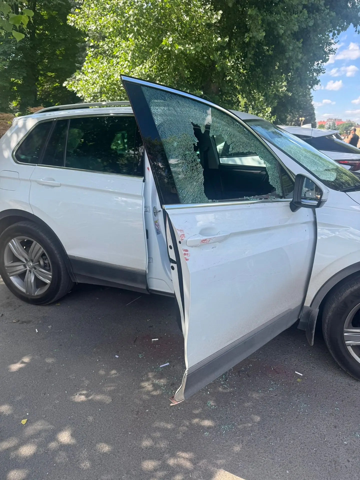 Вчера с 12:00 до 13:00 нами был припаркован автомобиль по улице Ленина (парковка у парк...