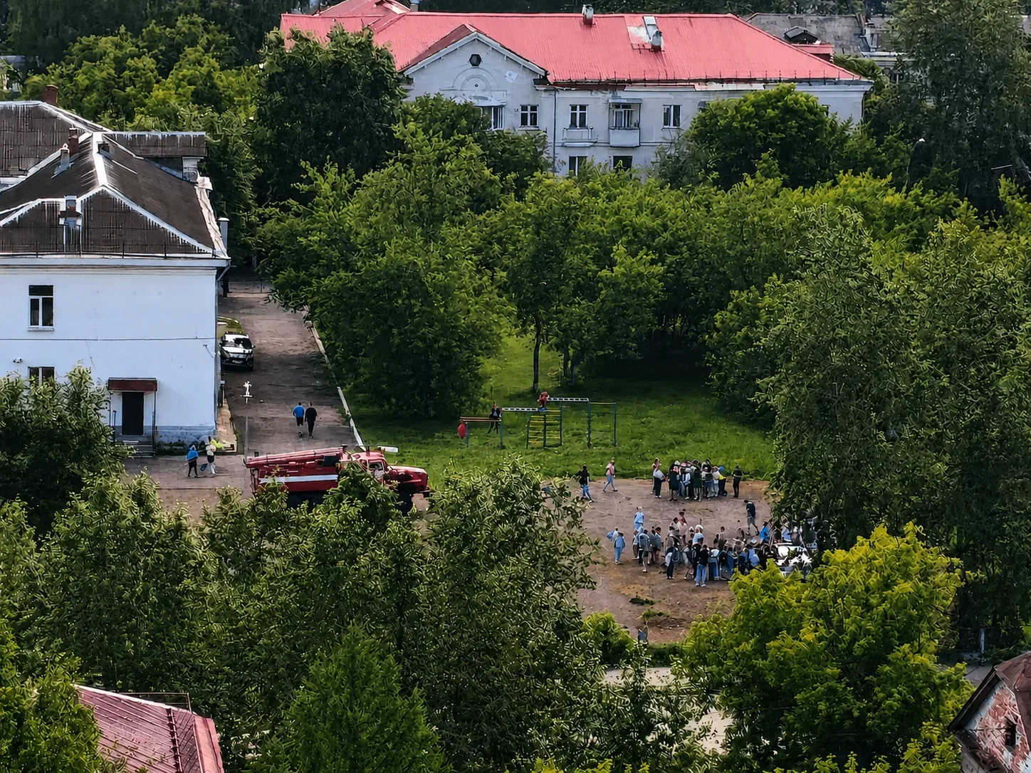 Пожарная машина возле школы №70 во время «Ракетной опасности» напугала пермяков