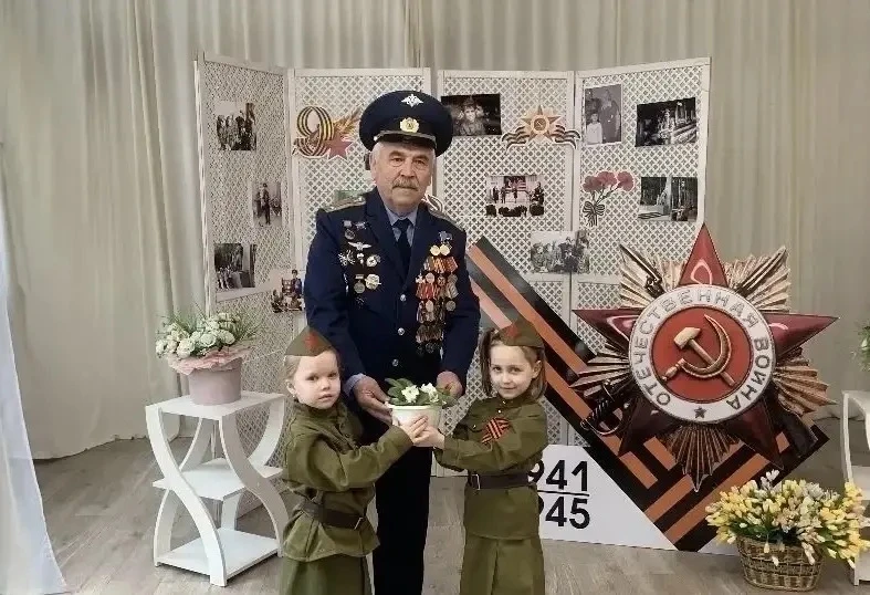 Чебоксарские дошколята поздравляют героев  В столице Чувашии стартовала добрая акция «Цветок ветеран