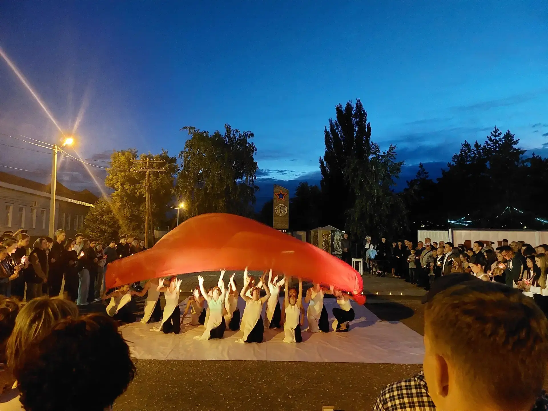 21 июня ,накануне Дня памяти и скорби, на центральной площади посёлка  Красный Яр состоялась  патрио