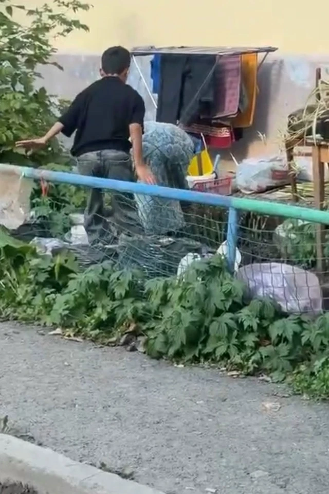 В Ростове мелкие мигранты издеваются над пожилыми женщинами ради хайпа.