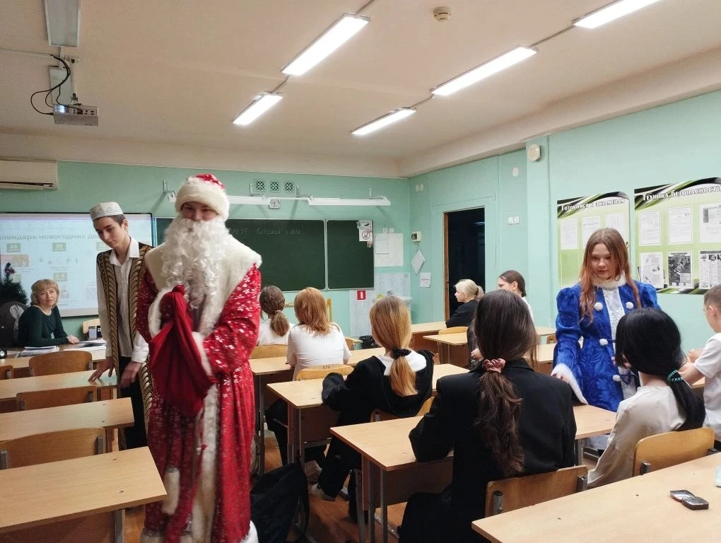 💥 Сегодня на первый урок "Разговоров о важном" к нам в школу заглянули Дед Мороз и Снегурочка🎅  Они 