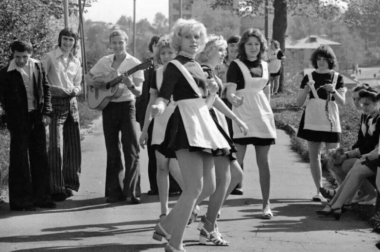 Горький, 1977. Выпускники на Кремлевском бульваре. Впереди яркая ночь и целая жизнь. После выпускног