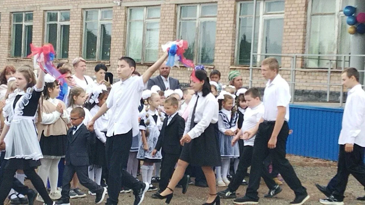 Вот и наступил долгожданный сентябрь! Снова возле школы собрались нарядные ребята с кра...