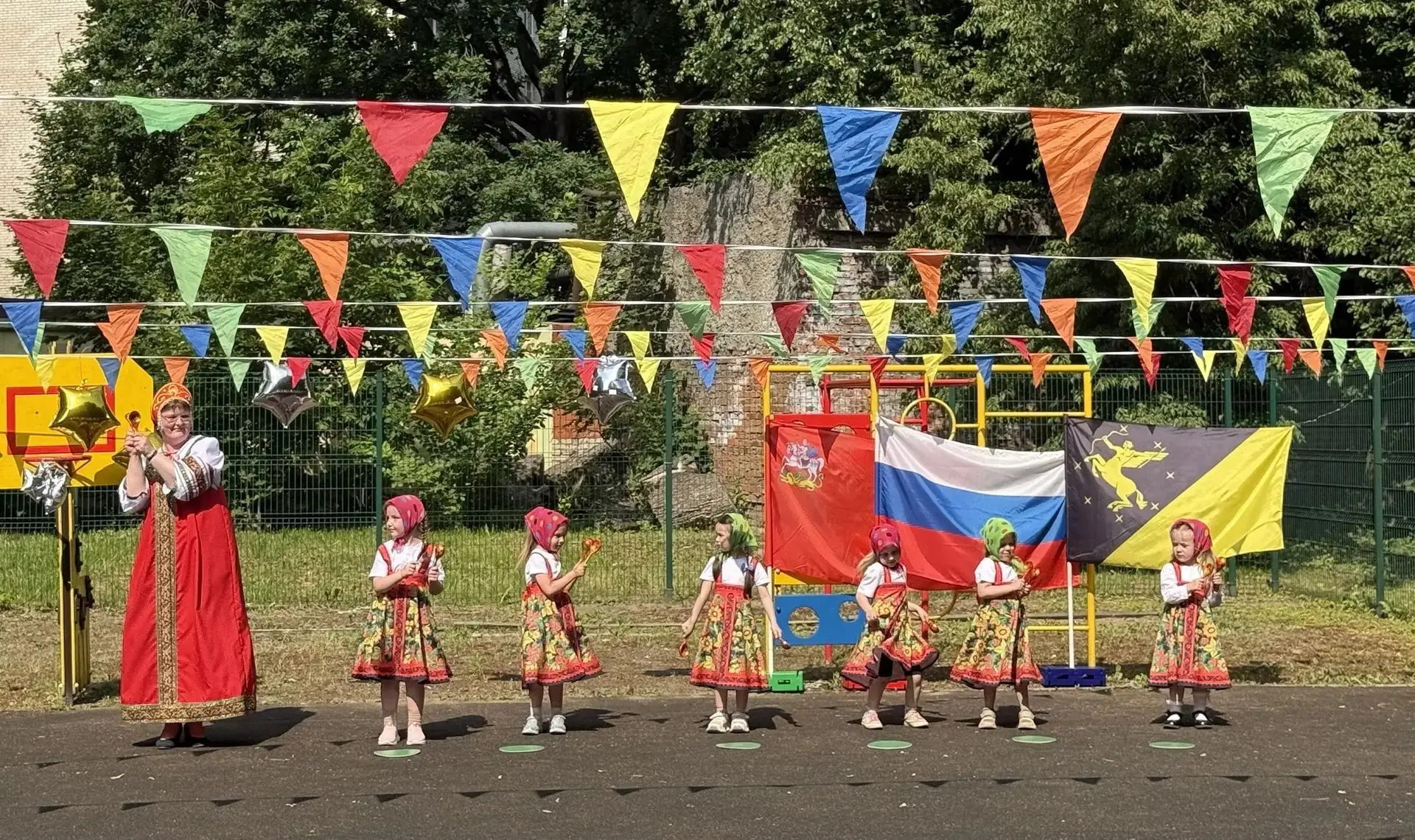 12 июня - ДЕНЬ РОССИИ!
Нам праздники для радости даны,
Мы знаем их немало, самых разных,
Но день Рос
