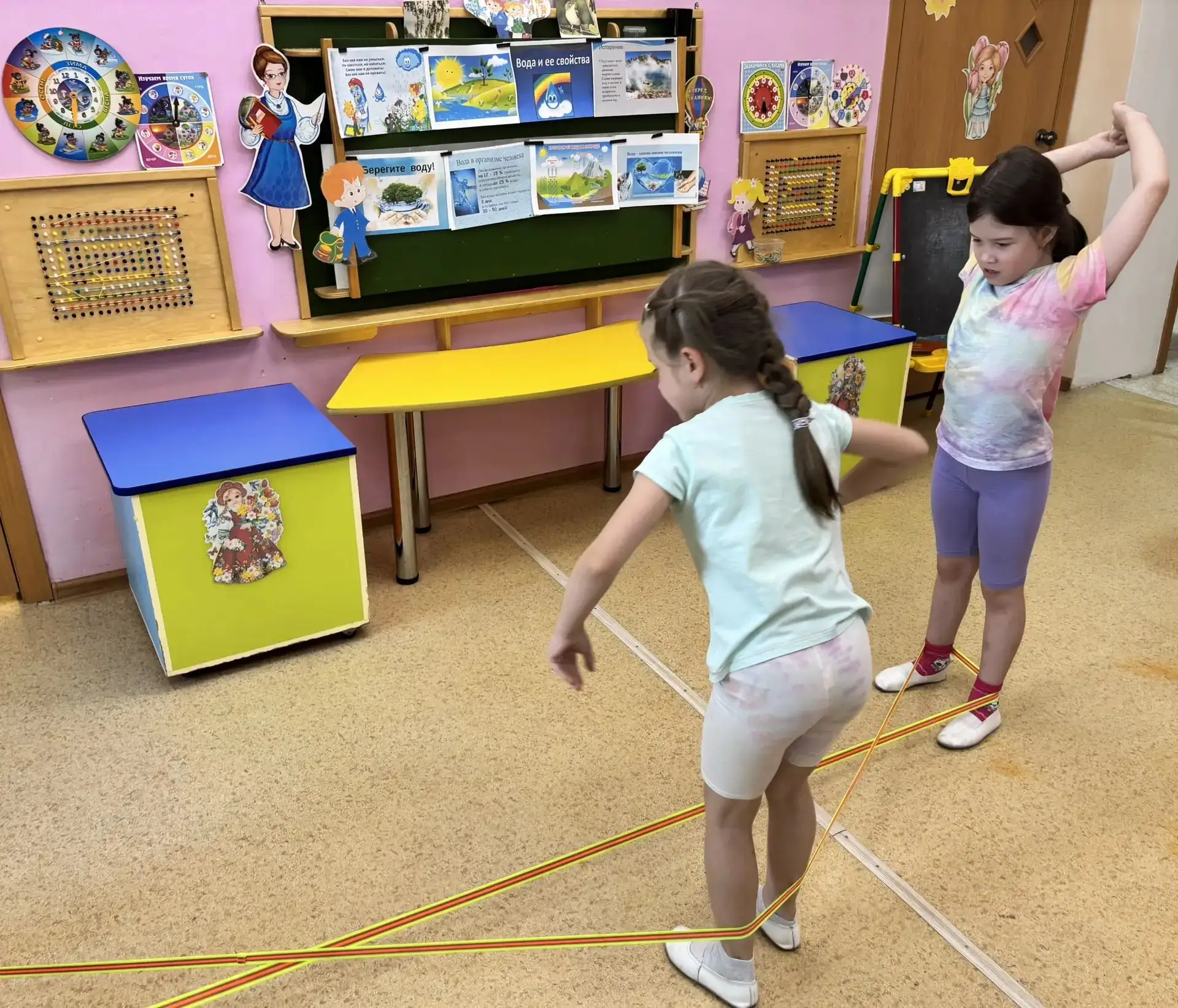 Возвращение к истокам: учим детей играть в «Резиночку»! 

Помните, как в детстве мы пропадали во дво