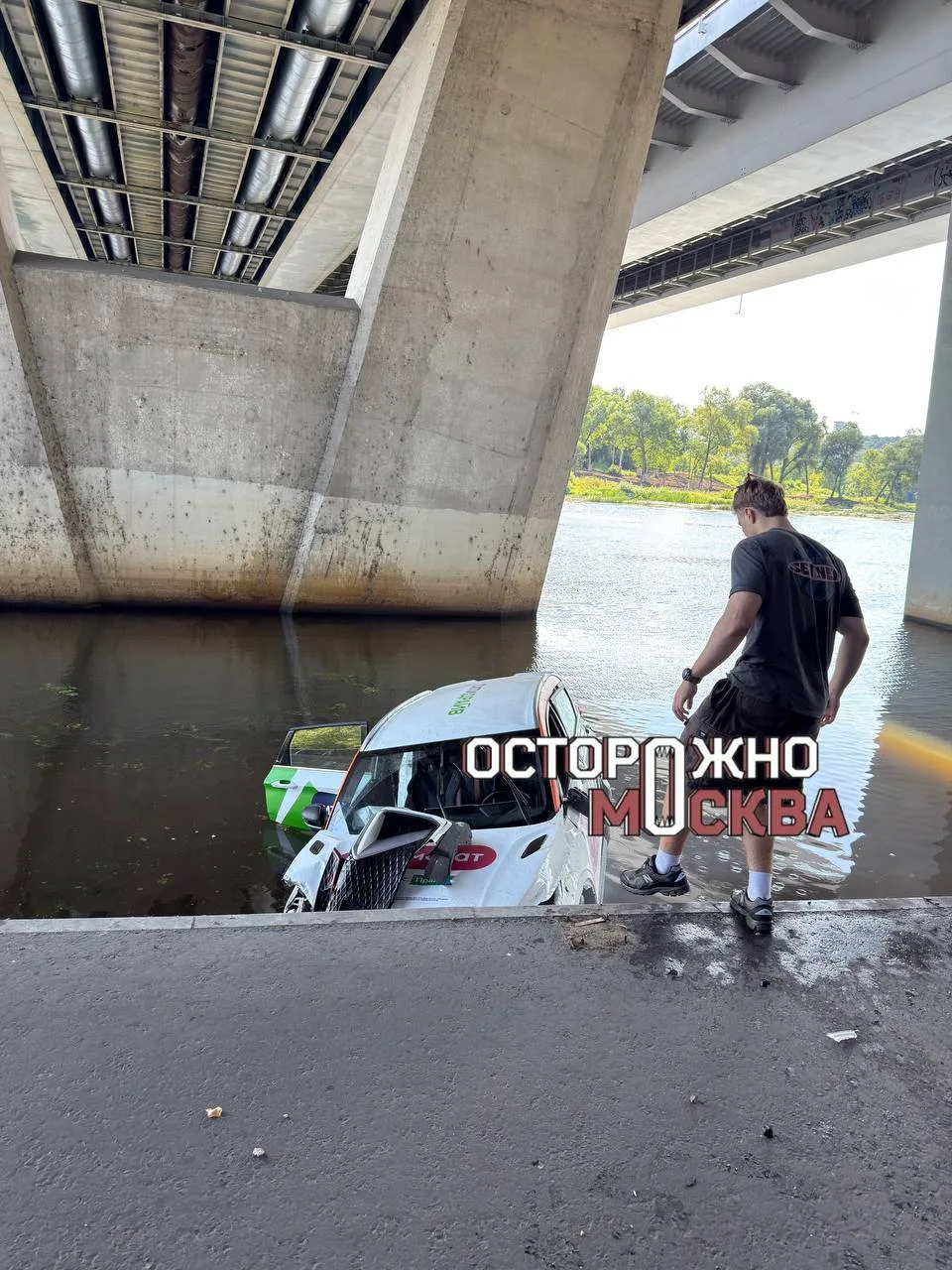 Трое зумеров на каршеринговом автомобиле вылетели с дороги на Филёвской набережной и ок...