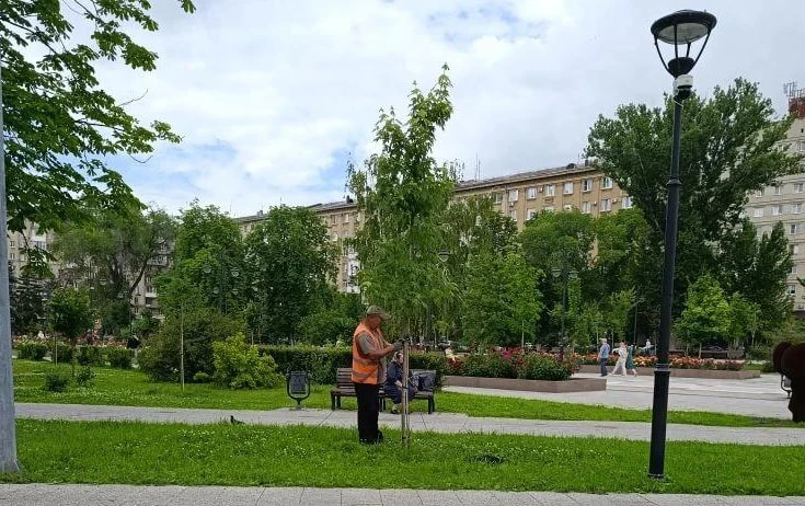 Продолжаем благоустраивать территорию нашего района