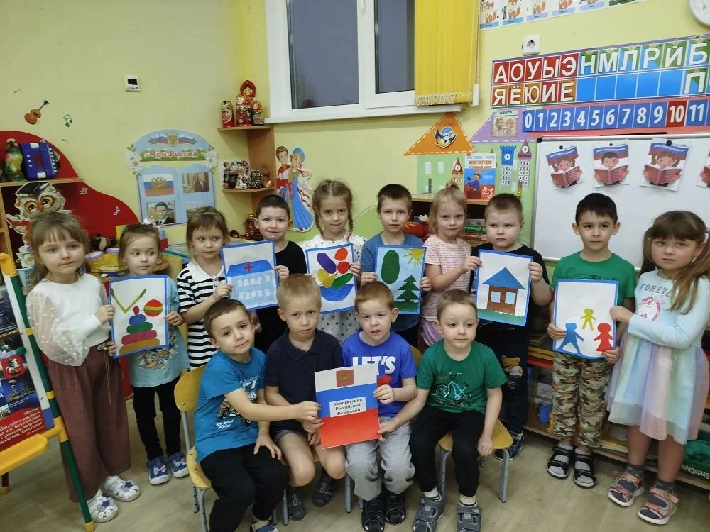 🎇🇷🇺 В честь Дня Конституции Российской Федерации в старшей группе прошло занятие по конструирован