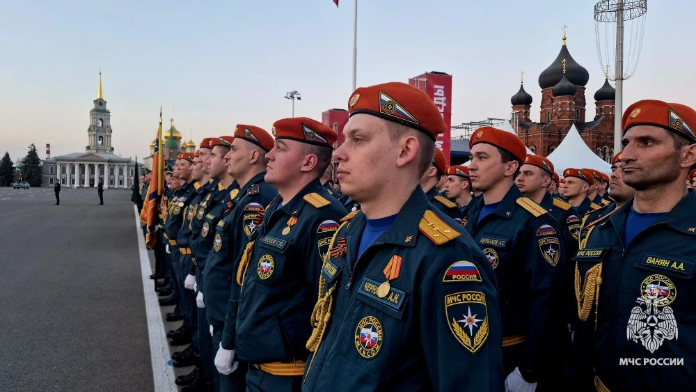 Спасатели МЧС России принимают участие в репетиции Парада Победы на центральной площади Тулы  На пло