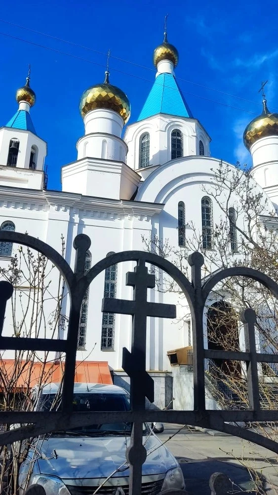 Великая суббота началась литургией Василия Великого, освящением пасхальной снеди: кулич...