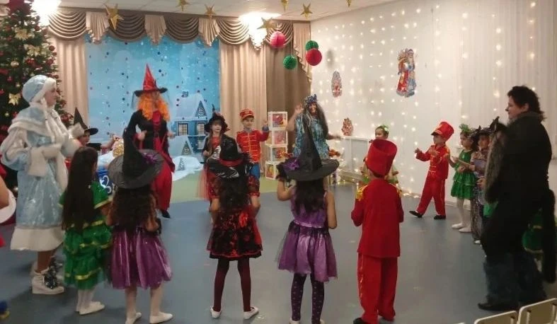 Новогоднее представление в подготовительной группе -  «Волшебное Новогодье». Дети играл...