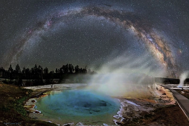 🌌 Млечный Путь над горячим источником Йеллоустоуна