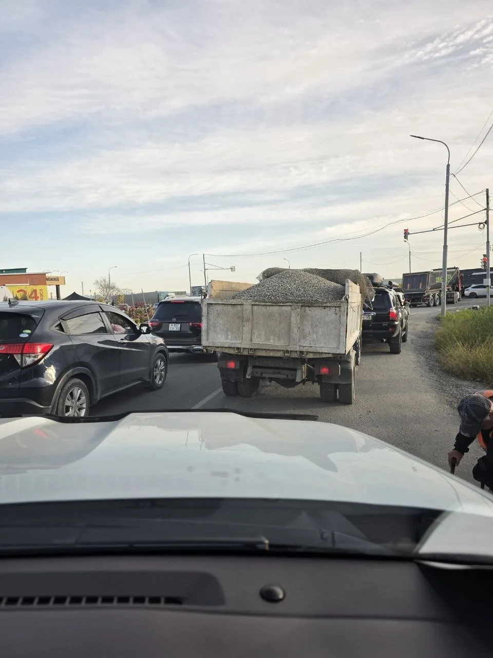 Вот так перевозят щебень, а потом стекла меняют