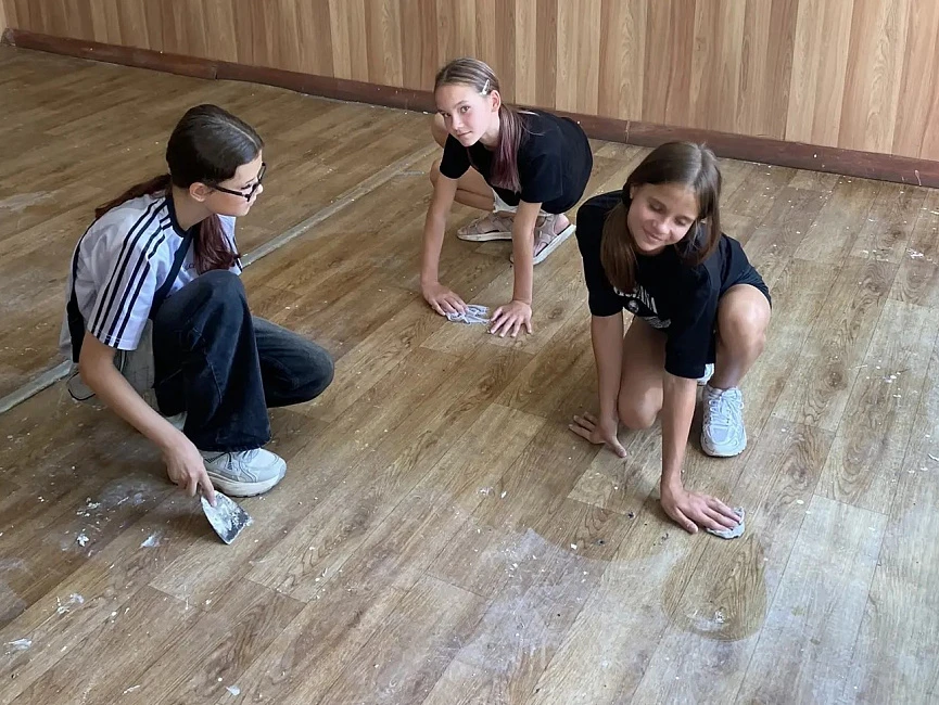 🌱На каникулах учащиеся Барнаула наводят порядок в школах и на прилегающих к ним террит...