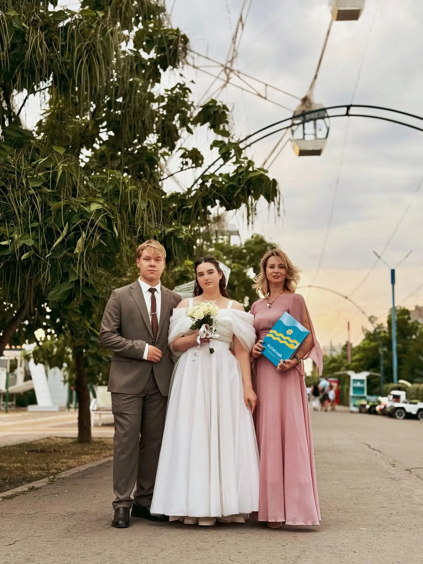 🎡💍 Любовь на высоте! 

Владимир и Алина Непеины заключили брак прямо на колесе обозрения в парке «