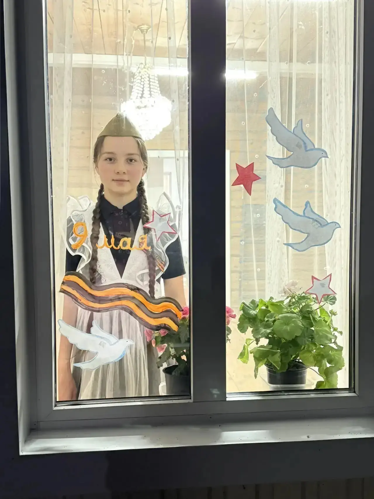 Ученица 6 класса  Кадырова К.  участвует в патриотической акции "Окна Победы".