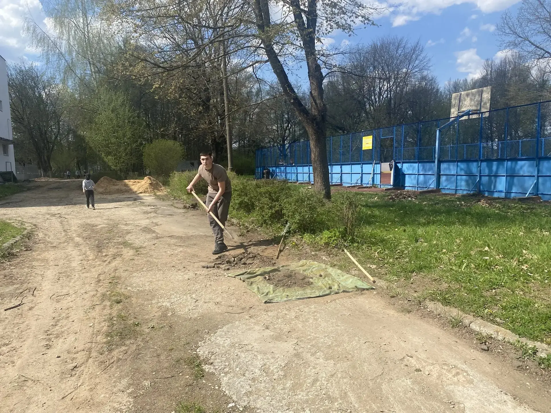 В Кудиновской  школе прошли весенние субботники по уборке пришкольной территории, в кот...