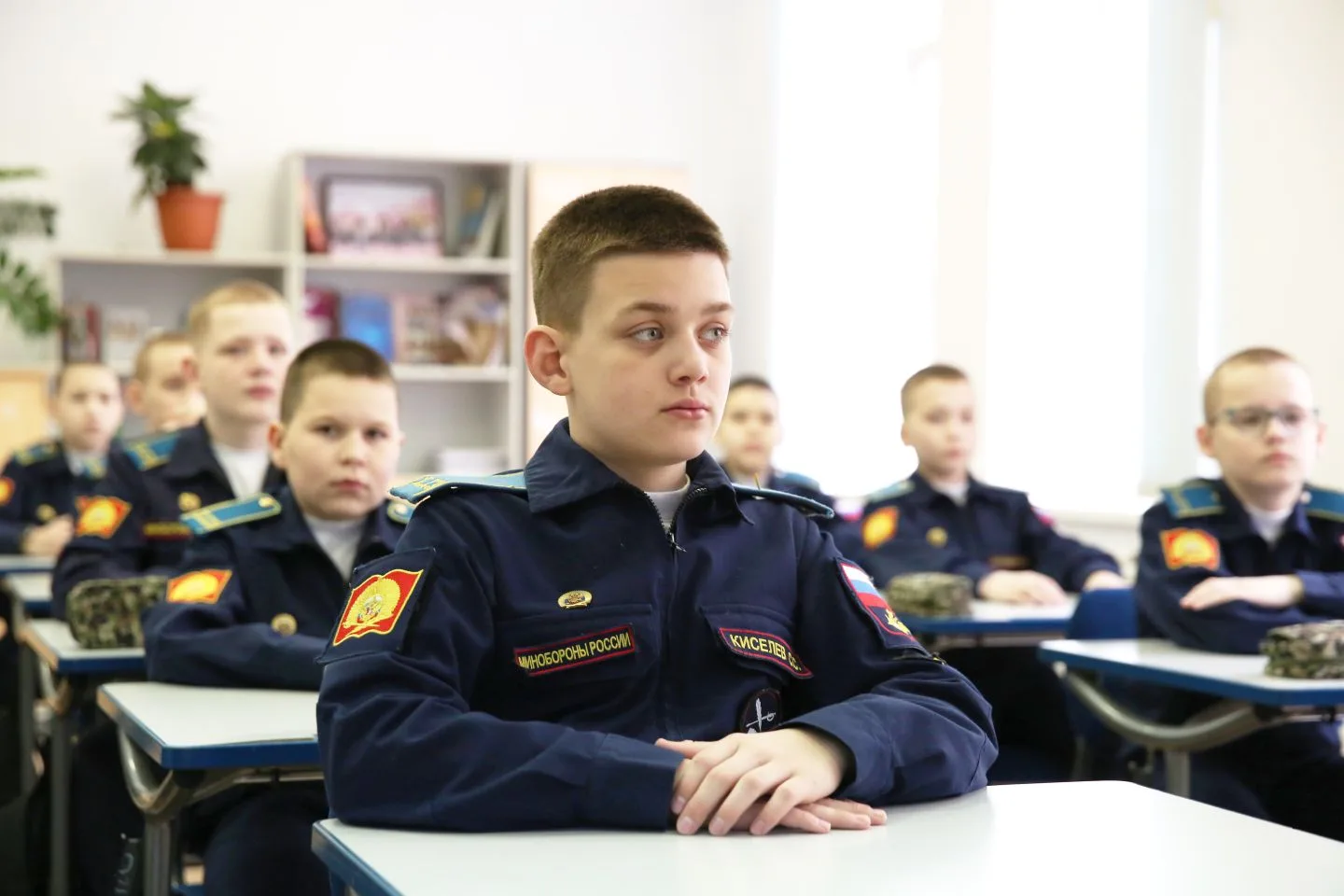 Первый день Недели космоса проходит активно - в фойе силами 3 учебного курса организована празднична