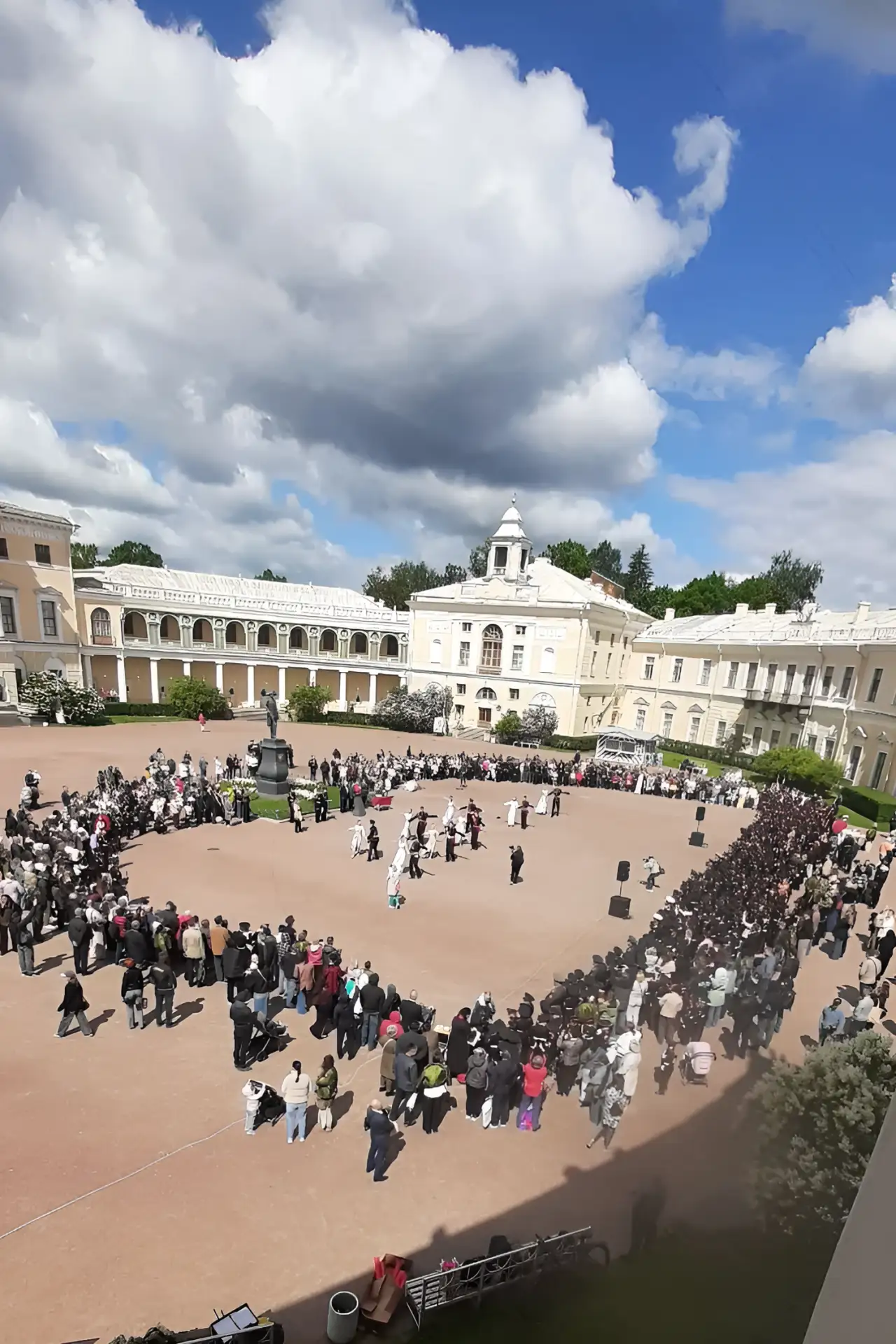 Сегодня на Парадном плацу перед главным входом в Павловский дворец состоялось торжестве...