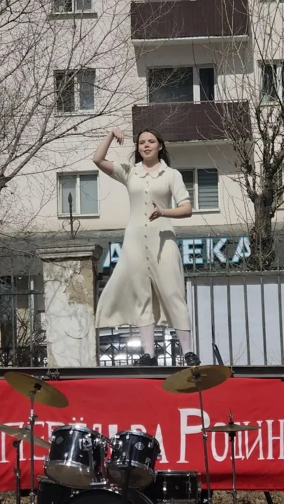 🕊️Ученики нашей школы вместе с педагогами посетили концерт 🎼«Фронтовой бригадный грузовик»от студент