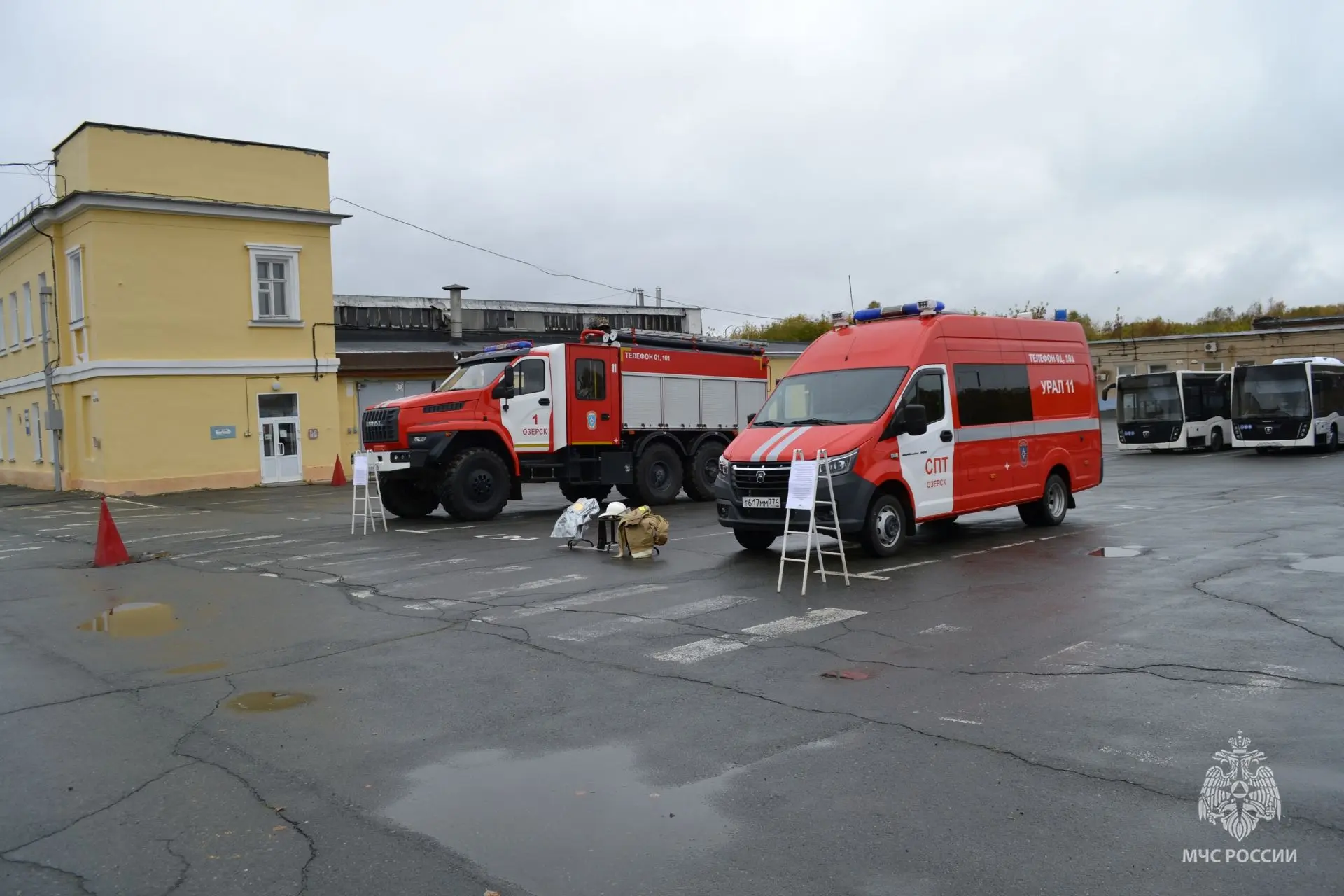 Огнеборцы из Озёрска показали пожарную технику на конкурсе водителей