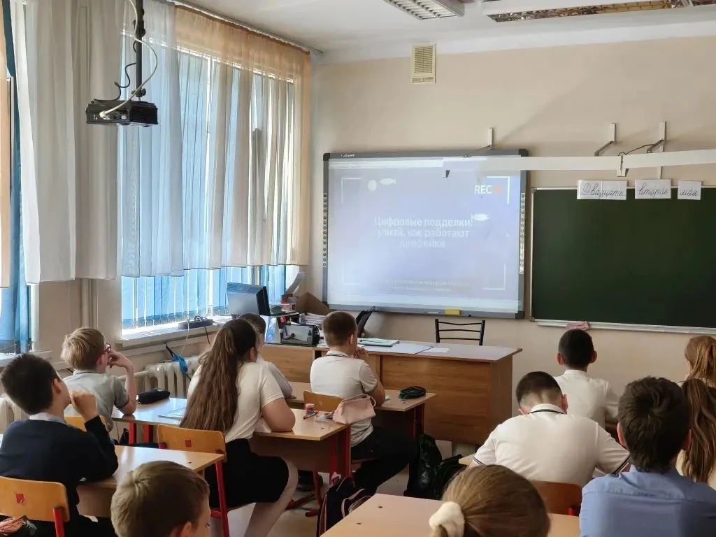 В 3 «Б» классе прошло познавательное занятие из цикла «Разговоры о безопасности».  📢Фе...