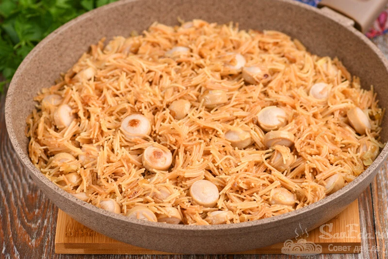 Жарю вермишель и готовлю ее с сосисками или мясом (быстрый обед или ужин)