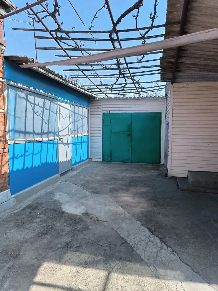 Продам дом в г. Новоазовск. 83кв.м. , 5 жилых комнат, кухня, ванная, веранда , все коммуникации в до
