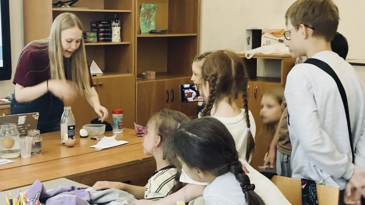 Новая неделя в нашей каникулярной смене началась с настоящей научной лаборатории!

🔬 Ребята приняли